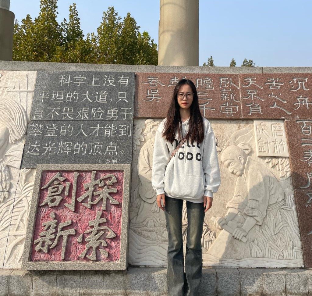 她品学兼优
