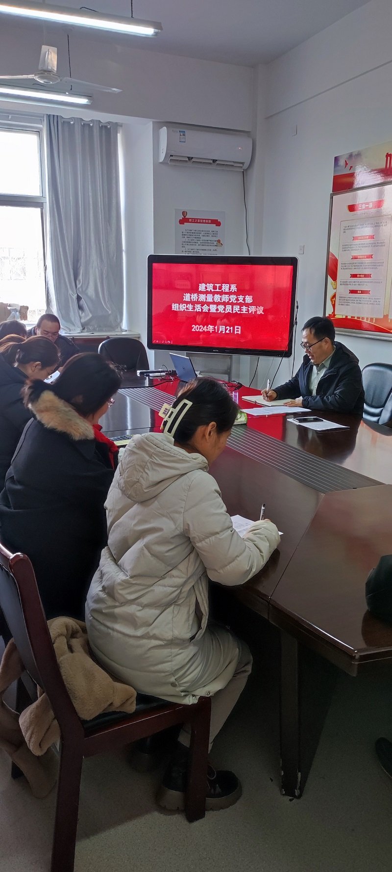 建筑工程系道桥测量教师党支部在海润楼